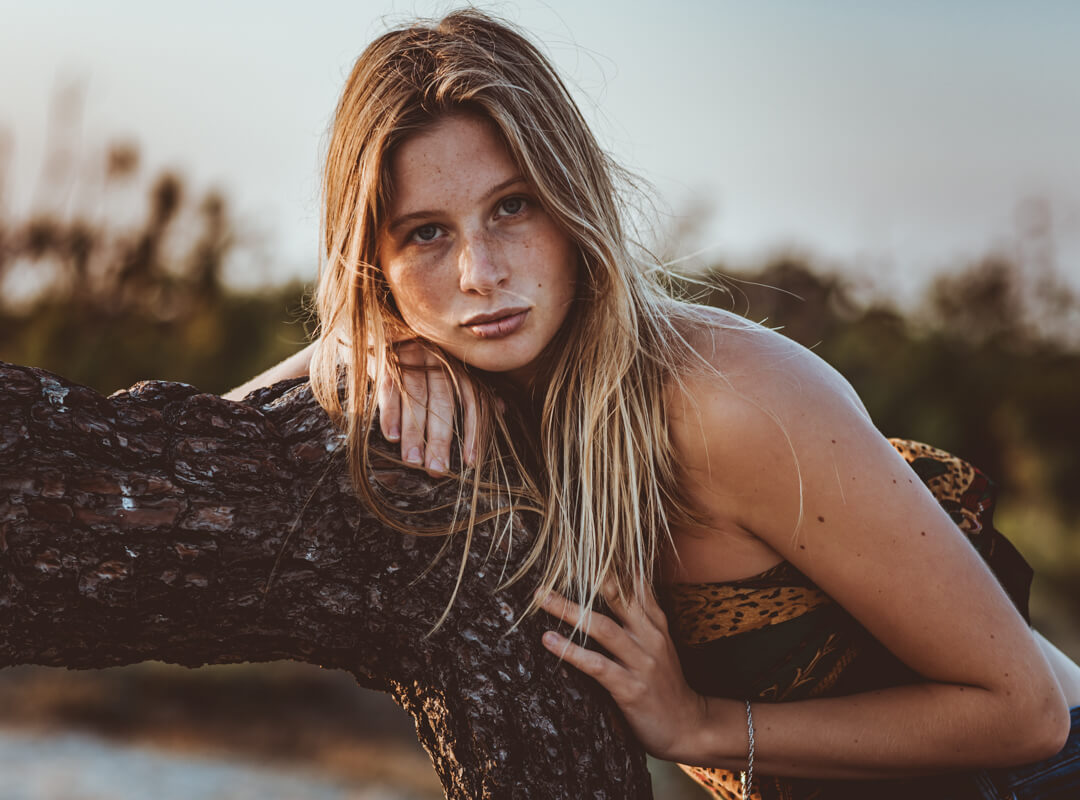 Shooting avec adèle, seventies, lumière naturelle, océan atlantique, montalivet ©Marc HIRT